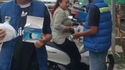 Cegah Dampak Abu Vulkanik, KNPI Parungpanjang Bagikan Masker kepada Warga